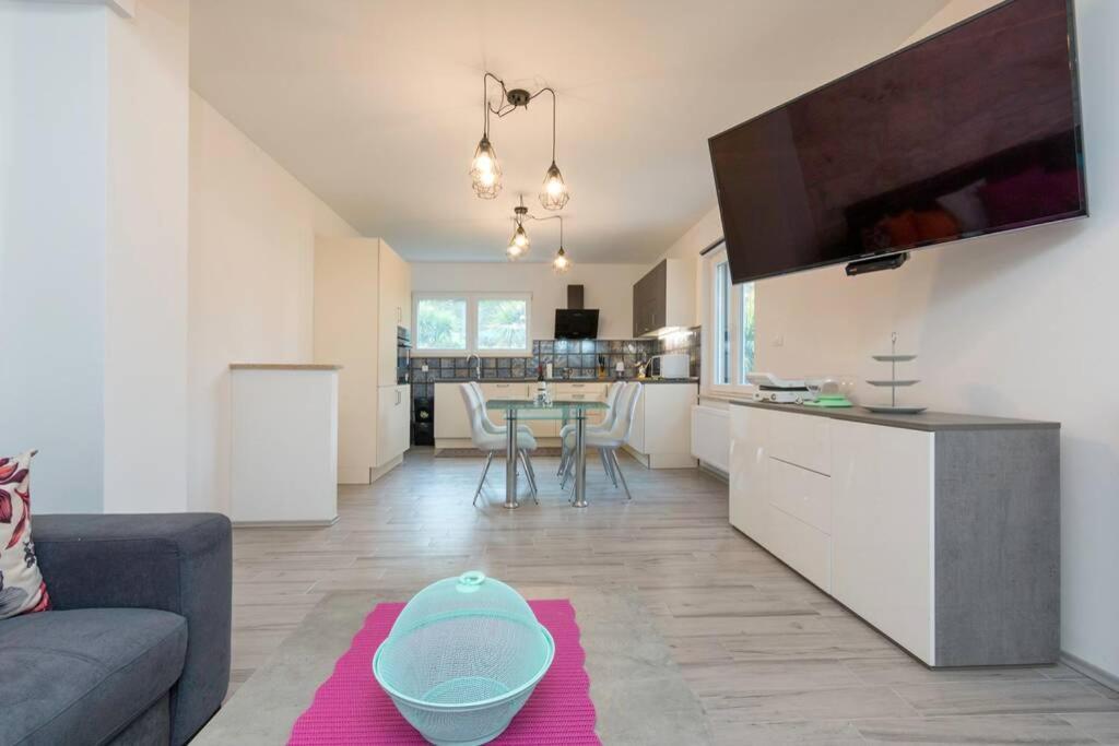 Predivan Novouredeni Apartman U Blizini Mora Banjole Esterno foto