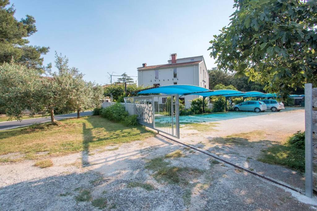 Predivan Novouredeni Apartman U Blizini Mora Banjole Esterno foto
