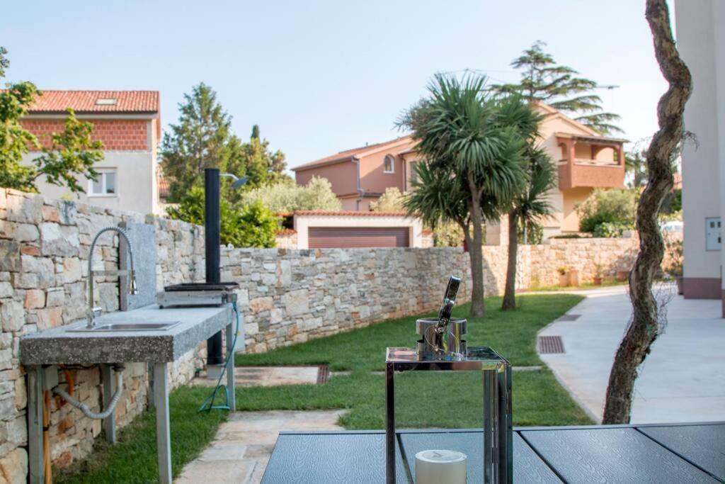 Predivan Novouredeni Apartman U Blizini Mora Banjole Esterno foto